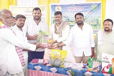 ತುರ್ವಿಹಾಳದ ರೈತ ಸಂಪರ್ಕ ಕೇಂದ್ರದಲ್ಲಿ ಶಾಸಕ ಆರ್.ಬಸನಗೌಡ ತುರ್ವಿಹಾಳ ಅವರು ರೈತರಿಗೆ ಬಿತ್ತನೆ ಬೀಜ ವಿತರಿಸಿದರು. ಪಪಂ ಅಧ್ಯಕ್ಷ ಬಾಪುಗೌಡ ದೇವರಮನಿ, ಎಂ.ಡಿ.ಫಾರೂಕ್‌ಸಾಬ್ ಖಾಜಿ, ಸೋಮನಾಥ ಮಾಟೂರ, ನೀರಾವರಿ ಇಲಾಖೆ ಜೆಇ ದಾವೂದ್, ಸಿಡಿಪಿಒ ಲಿಂಗನಗೌಡ, ಕೃಷಿ ಅಧಿಕಾರಿ ಶಿವದತ್ತ ಇದ್ದರು.