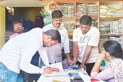 ಮುದಗಲ್‌ನಲ್ಲಿ ನಿಯಮ ಮೀರಿದ ರಸಗೊಬ್ಬರ ಅಂಗಡಿ ಮಾಲೀಕರಿಗೆ ಲಿಂಗಸೂಗೂರು ಸಹಾಯಕ ಕೃಷಿ ನಿರ್ದೇಶಕಿ ವಿಜಯಾಮೂರ್ತಿ ಅವರು ಮಂಗಳವಾರ ನೋಟಿಸ್ ಜಾರಿಗೊಳಿಸಿದರು. ಕೃಷಿ ಇಲಾಖೆ ಅಧಿಕಾರಿಗಳಾದ ಅಮರೇಗೌಡ, ಶ್ರೀಶೈಲ ಇತರರಿದ್ದರು. 