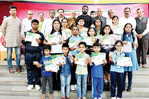 Environment Day | ಪ್ರಶಸ್ತಿ ವಿಜೇತ ಮಕ್ಕಳೊಂದಿಗೆ ಗಣ್ಯರು
