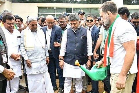 ಪರಿಸರ ದಿನದ ಅಂಗವಾಗಿ ಬೆಂಗಳೂರಿನ ಕೆಂಪೇಗೌಡ ವಿಮಾನ ನಿಲ್ದಾಣದಲ್ಲಿ ಸಸಿ ನೆಟ್ಟ ಕಾಂಗ್ರೆಸ್ ನಾಯಕ ರಾಹುಲ್ ಗಾಂಧಿ. ಸಿಎಂ ಡಿ.ಕೆ. ಶಿವಕುಮಾರ್, ಮಾಜಿ ಸಿಎಂ ಸಿದ್ದರಾಮಯ್ಯ, ಸಚಿವ ಎಂ.ಬಿ. ಪಾಟೀಲ್ ಇದ್ದರು.