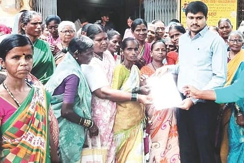 ಕಂಪ್ಲಿ ತಹಸೀಲ್ದಾರ್ ಜೂಗಲ ಮಂಜುನಾಯಕಗೆ ರಾಜ್ಯ ದೇವದಾಸಿ ಮಹಿಳೆಯರ ವಿಮೋಚನಾ ಸಂಘದ ಪದಾಧಿಕಾರಿಗಳು ಮನವಿ ಸಲ್ಲಿಸಿದರು. ಪದಾಧಿಕಾರಿಗಳಾದ ಪಾರ್ವತಿ, ಎ.ಸ್ವಾಮಿ, ತಾಯಮ್ಮ, ರಾಮ, ಓಬಳೇಶ ಇತರರಿದ್ದರು.