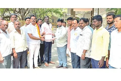 ಸಂಡೂರು ತಾಲೂಕು ಎನ್‌ಎಂಡಿಸಿಯ ಕುಮಾರಸ್ವಾಮಿ ಮೈನಿಂಗ್‌ನಲ್ಲಿ ಕನ್ನಡಿಗರಿಗೆ ಉದ್ಯೋಗ ನೀಡಬೇಕೆಂದು ಒತ್ತಾಯಿಸಿ ಬಳ್ಳಾರಿಯ ಡಿಸಿ ಕಚೇರಿ ಎದುರು ಕರವೇ ನೇತೃತ್ವದಲ್ಲಿ ಪ್ರತಿಭಟನೆ ನಡೆಯಿತು. ತಾಲೂಕು ಅಧ್ಯಕ್ಷ ರಾಜು ಪಾಳೇಗಾರ, ಕಾರ್ಮಿಕರಾದ ಕಾರ್ತಿಕ್, ಮಂಜುನಾಥ, ಚಾಂದ್ ಬಾಷಾ, ಚಂದ್ರಶೇಖರ, ಇರ್ಫಾನ್, ಕುಮಾರಸ್ವಾಮಿ, ಸುನೀಲ್ ಇದ್ದರು.