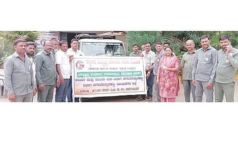 ಹಗರಿಬೊಮ್ಮನಹಳ್ಳಿ ಜೆಸ್ಕಾಂ ಇಲಾಖೆಯ ಆವರಣದಲ್ಲಿ ಗ್ರಾಹಕರ ವಿದ್ಯುತ್ ಬಾಕಿ ವಸೂಲಿ ಆಂದೋಲನಕ್ಕೆ ಜೆಸ್ಕಾಂ ಎಇಇ ನಾಗರಾಜ ಕುರೆಕುಪ್ಪ ಶುಕ್ರವಾರ ಚಾಲನೆ ನೀಡಿದರು. ಜೆಸ್ಕಾಂ ಶಾಖಾಧಿಕಾರಿ ಚಂದ್ರಮೋಹನ, ವಿದ್ಯುತ್ ನೌಕರರ ಸಂಘದ ತಾಲೂಕು ಅಧ್ಯಕ್ಷ ನಂದೀಶ, ಇಲಾಖೆಯ ಪ್ರಮುಖರಾದ ಬಸವರಾಜ, ಎಚ್.ವಿರೂಪಾಕ್ಷಪ್ಪ, ಪ್ರಹ್ಲಾದ್, ಮಹೇಂದ್ರ, ಕೊಟಿಗಿ ಶಶಿಧರ ಇದ್ದರು.