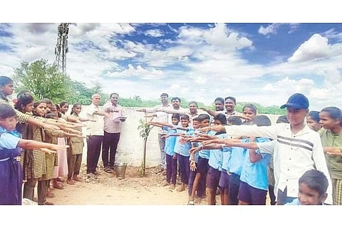 ತೆಕ್ಕಲಕೋಟೆಯಲ್ಲಿ ಹುಲಿಬೇಟೆ ವೀರಗಲ್ಲಿನ ಪಡಿಯಚ್ಚನ್ನು ಮೈಸೂರು ಭಾರತೀಯ ಪುರಾತತ್ವ ಇಲಾಖೆಯ ಅಧಿಕಾರಿಗಳು ಪಡೆದರು.