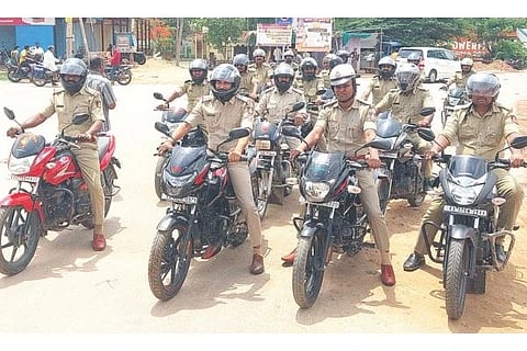 ಹನುಮಸಾಗರದಲ್ಲಿ ಪೊಲೀಸ್ ಇಲಾಖೆಯಿಂದ ಭಾನುವಾರ ಹೆಲ್ಮೆಟ್ ಜಾಗೃತಿ ಮೂಡಿಸಲು ಪ್ರಮುಖ ಬೀದಿಗಳಲ್ಲಿ ಜಾಥಾ ನಡೆಯಿತು. ಪಿಎಸ್‌ಐ ಧನುಂಜಯ ಹಿರೇಮಠ, ಎಎಸ್‌ಐಗಳಾದ ಶಿವಕುಮಾರ ಹಿರೇಮಠ, ಬಸನಗೌಡ ಪಾಟೀಲ್, ಶಂಕರ ಮೇಟಿ, ಸಿಬ್ಬಂದಿ ಇದ್ದರು. 