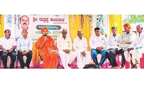 ಅಳವಂಡಿ ಗ್ರಾಮದಲ್ಲಿ ಶಿಕ್ಷಣಾಭಿಮಾನಿಗಳು ಹಾಗೂ ಹಳೆಯ ವಿದ್ಯಾರ್ಥಿ ಬಳಗ ಹಮ್ಮಿಕೊಂಡಿದ್ದ ನಿವೃತ್ತ ಶಿಕ್ಷಕ ರುದ್ರಪ್ಪ ಹಂಚಿನಾಳ ಅವರ ಬೀಳ್ಕೊಡುಗೆ ಸಮಾರಂಭದಲ್ಲಿ ಮರುಳಾರಾದ್ಯ ಶಿವಾಚಾರ್ಯರು ಮಾತನಾಡಿದರು. ಪ್ರಮುಖರಾದ ಪ್ರಕಾಶಸ್ವಾಮಿ ಇನಾಮದಾರ, ಅರವಿಂದಪ್ಪ ಬಿರಾದಾರ, ಬಸವರಡ್ಡಪ್ಪ ಹಳ್ಳಿಕೇರಿ, ದೇವಪ್ಪ ಕಟ್ಟಿಮನಿ, ವೆಂಕರೆಡ್ಡಿ ಇಮ್ಮಡಿ, ಸುರೇಶ ಅರಕೇರಿ, ನಜರುದ್ದೀನ್, ಬಸವರಾಜ, ರಮೇಶ, ನೀಲಪ್ಪ ಇದ್ದರು.