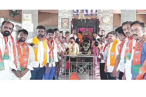 ದೇಶದಲ್ಲಿ ಅತೀ ಹೆಚ್ಚು ದಿನಗಳ ಕಾಲ ಪ್ರಧಾನಿಯಾಗಿ ನರೇಂದ್ರ ಮೋದಿ ಸೇವೆ ಸಲ್ಲಿಸಿದ ಹಿನ್ನೆಲೆಯಲ್ಲಿ ಸಿಂಧನೂರಿನ ಆರಾಧ್ಯದೈವ ಶ್ರೀ ಆದಿಶೇಷನ ದೇವಸ್ಥಾನದಲ್ಲಿ ವಿಶೇಷ ಪೂಜೆ ಸಲ್ಲಿಸಲಾಯಿತು. ಬಿಜೆಪಿ ನಗರ ಮಂಡಲ ಅಧ್ಯಕ್ಷ ಸಿದ್ಧರಾಮೇಶ ಮನ್ನಾಪುರ, ನಗರಸಭೆ ಮಾಜಿ ಸದಸ್ಯ ಕೆ.ರಾಜಶೇಖರ, ನಗರ ಯೋಜನೆ ಪ್ರಾಧಿಕಾರದ ಮಾಜಿ ಅಧ್ಯಕ್ಷ ಮಧ್ವರಾಜ ಆಚಾರ್ಯ ಇತರರಿದ್ದರು. 