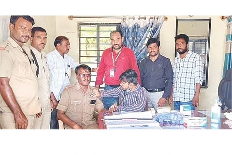 ದೇವದುರ್ಗದ ಬಸ್ ಡಿಪೋದಲ್ಲಿ ಆರೋಗ್ಯ ತಪಾಸಣೆ ಶಿಬಿರದಲ್ಲಿ ಸಾರಿಗೆ ಇಲಾಖೆ ಸಿಬ್ಬಂದಿ ಆರೋಗ್ಯ ತಪಾಸಣೆ ಮಾಡಿಸಿಕೊಂಡರು. ವೈದ್ಯರಾದ ಆನಂದ, ತ್ಯಾಗರಾಜ್, ರವಿಶಂಕರ ಶುಕ್ಲ ಇತರರಿದ್ದರು. 