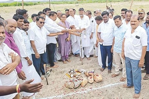 ಮಸ್ಕಿಯಲ್ಲಿ ಅಗ್ನಿ ಶಾಮಕ ಠಾಣೆ ಕಟ್ಟಡ ನಿರ್ಮಾಣ ಕಾಮಗಾರಿಗೆ ಶಾಸಕ ಆರ್.ಬಸನಗೌಡ ತುರ್ವಿಹಾಳ ಭೂಮಿ ಪೂಜೆ ನೆರವೇರಿಸಿದರು. ಸಿದ್ದನಗೌಡ ಮಾಟೂರು, ಮಹಿಬೂಬ್ ಸಾಬ್ ಮುದ್ದಾಪುರ, ಶಿವಣ್ಣ ನಾಯಕ, ಕೃಷ್ಣ ಚಿಗರಿ, ಕಾಂಗ್ರೆಸ್ ಮುಖಂಡ  ಅಂದಾನಪ್ಪ ಗುಂಡಳ್ಳಿ, ಶಿವು ಬ್ಯಾಳಿ, ವೀರೇಶ ಪಾಟೀಲ, ನಾಗರತ್ನ  ಕಟ್ಟಿಮನಿ, ಆನಂದ ವೀರಾಪುರ, ಬಿ.ಜಿ. ನಾಯಕ, ಕಿರಣ ಮುರಾರಿ, ವೀರಭದ್ರ ಕೋಠಾರಿ ಇತರರಿದ್ದರು.