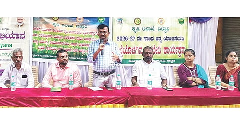ರೂಪನಗುಡಿ ಗ್ರಾಮದಲ್ಲಿ ಆಯೋಜಿಸಿದ್ದ ಖೇತ್ ಬಚಾವೋ ಅಭಿಯಾನ ಕಾರ್ಯಕ್ರಮದಲ್ಲಿ ಮಣ್ಣು  ವಿಜ್ಞಾನಿ ಡಾ.ಎಸ್.ರವಿ ಮಾತನಾಡಿದರು. ವಿಜ್ಞಾನಿ ಡಾ.ಪಿ.ನವೀನ್ ಕುಮಾರ್, ಕೃಷಿ ಇಲಾಖೆಯ ಅಧಿಕಾರಿಗಳಾದ ಗಾಯಿತ್ರಿ, ಜಂಬಣ್ಣ,  ಆತ್ಮ ಯೋಜನೆಯ ಉಪನಿರ್ದೇಶಕಿ ಕವಿತಾ, ಜಿಪಂ ಮಾಜಿ ಅಧ್ಯಕ್ಷ ನಾಗರಾಜು ಇದ್ದರು.