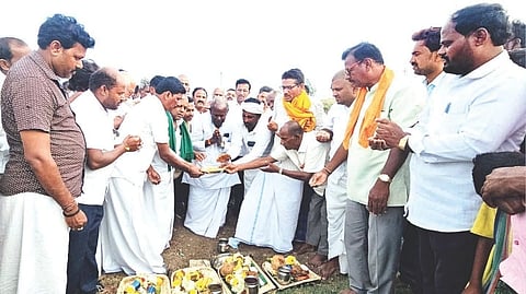 ಮುದೇನೂರು ಬ್ರಿಡ್ಜ್ ಕಂ ಬ್ಯಾರೇಜ್‌ನಲ್ಲಿ ಹಗರಿ ನದಿಗೆ ಮಾಜಿ ಶಾಸಕ ಎಂ.ಎಸ್.ಸೋಮಲಿಂಗಪ್ಪ ಬಾಗಿನ ಅರ್ಪಿಸಿದರು. ಜಿಲ್ಲಾ ರೈತ ಮೋರ್ಚಾ ಅಧ್ಯಕ್ಷ ವೀರನಗೌಡ, ಎಪಿಎಂಸಿ ಮಾಜಿ ಅಧ್ಯಕ್ಷ ಶರಣಬಸವ ಇತರರಿದ್ದರು.
