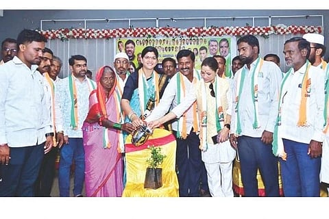 ದೇವದುರ್ಗದಲ್ಲಿ ಮತದಾರರ ಪಟ್ಟಿ ವಿಶೇಷ ಪರಿಷ್ಕರಣೆ ಕುರಿತು ಬಿಎಲ್‌ಎಗಳಿಗೆ ಆಯೋಜಿಸಿದ್ದ ತರಬೇತಿ ಕಾರ್ಯಾಗಾರವನ್ನು ಎಐಸಿಸಿ ಮಹಿಳಾ ಘಟಕ ಕಾರ್ಯದರ್ಶಿ ಶ್ರೀದೇವಿ ರಾಜಶೇಖರ ಉದ್ಘಾಟಿಸಿದರು. ಮುಖಂಡರಾದ ಮುತ್ತುರಾಜ್, ಮಾರೆಪ್ಪ ಹರವಿ, ಸಾಬಣ್ಣ ಕಮಲದಿನ್ನಿ, ವೆಂಕಟೇಶ ಮಕ್ತಲ್, ಪ್ರಕಾಶ ಪಾಟೀಲ್, ರಾಜು ಗೌಡ, ಬಾಬು ಜಾನಿ ಇದ್ದರು.