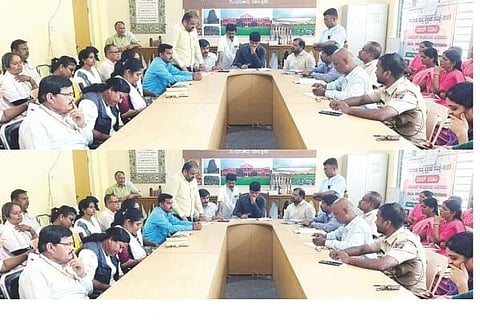  ಸಿಂಧನೂರಿನ ತಹಸಿಲ್ ಕಚೇರಿಯಲ್ಲಿ ಶುಕ್ರವಾರ ತಾಲೂಕು ಮಟ್ಟದ ಟಾಸ್ಕ್‌ಫೋರ್ಸ್ ಸಮಿತಿ ಸಭೆ ನಡೆಯಿತು. ತಹಸೀಲ್ದಾರ್ ಅರುಣ್ ದೇಸಾಯಿ, ತಾಪಂ ಇಒ ಚಂದ್ರಶೇಖರ, ನಗರಸಭೆ ಪೌರಾಯುಕ್ತ ಪಾಂಡುರಂಗ ಇಟಗಿ, ತಾಲೂಕು ಆರೋಗ್ಯಾಧಿಕಾರಿ ಅಯ್ಯನಗೌಡ, ನಗರ ಅರೋಗ್ಯ ಕೇಂದ್ರದ ಡಾ.ಮೇರಿ ಭಂಡಾರಿ, ಡಾ.ಶ್ರುತಿ ಆರ್. ಇತರರಿದ್ದರು.