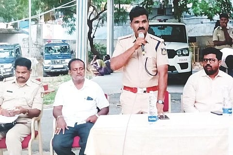 ಮಸ್ಕಿ ಠಾಣೆಯಲ್ಲಿ ಹಮ್ಮಿಕೊಂಡಿದ್ದ ಮೊಹರಂ ಶಾಂತಿ ಸಭೆಯಲ್ಲಿ ಡಿವೈಎಸ್ಪಿ ದತ್ತಾತ್ರೇಯ ಕರ್ನಾಡ್ ಮಾತನಾಡಿದರು. ತಹಸೀಲ್ದಾರ್ ಮಂಜುನಾಥ ಭೋಗಾವತಿ, ಸಿಪಿಐ ರಾಮಪ್ಪ ಜಲಗೇರಿ, ಪುರಸಭೆ ಅಧ್ಯಕ್ಷ ಸುರೇಶ ಹರಸೂರು ಇದ್ದರು.