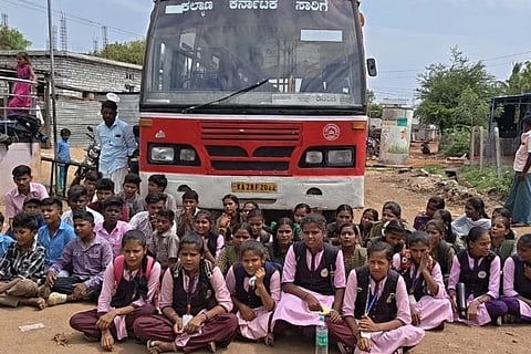 ದೇವದುರ್ಗ ತಾಲೂಕು ಲಿಂಗದಹಳ್ಳಿ ಗ್ರಾಮದಲ್ಲಿ ವಿದ್ಯಾರ್ಥಿಗಳು ಬಸ್ ಸಂಚಾರ ತಡೆದು ಪ್ರತಿಭಟನೆ ನಡೆಸಿದರು.