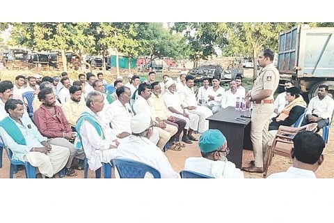 ಗುರುಗುಂಟಾ ಪೊಲೀಸ್ ಠಾಣೆಯಲ್ಲಿ ಹಮ್ಮಿಕೊಂಡ ಶಾಂತಿ ಸಭೆಯಲ್ಲಿ ಹಟ್ಟಿಚಿನ್ನದಗಣಿ ಸಿಪಿಐ ಶಿವಾನಂದ ಸಜ್ಜನ್ ಮಾತನಾಡಿದರು. ಪ್ರಮುಖರಾದ ಅಣ್ಣಯ್ಯ, ಬಸ್ಸಣ್ಣ ಭೋವಿ, ಸೋಮನಾಥ, ಅಲಿಸಾಬ್ ಖುರೇಷಿ ಇತರರಿದ್ದರು.