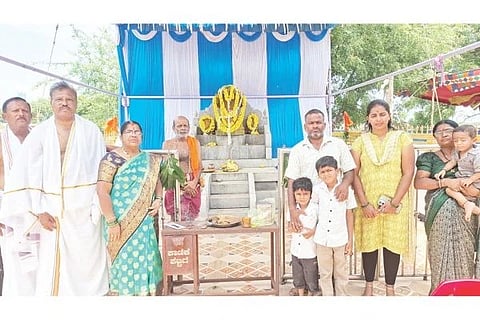 ಮುದಗಲ್ ಹೊರವಲಯದಲ್ಲಿರುವ ವಾಸುಕಿ ಸುಬ್ರಹ್ಮಣ್ಯಸ್ವಾಮಿ ದೇವಸ್ಥಾನದ ಪಂಚ ವಾರ್ಷಿಕೋತ್ಸವ ಶನಿವಾರ ಸಂಪನ್ನಗೊಂಡಿತು. ಪ್ರಮುಖರಾದ ಹೊಳೆಯಪ್ಪ ಬಂಕದ, ಹನುಮೇಶ ಪಟವಾರಿ, ರಮೇಶ ಗೂಳಿ, ಚನ್ನಮ್ಮ ಸುಂಕದ, ಸಂಜಯ್ ಬಾಸುತ್ಕರ್ ಇದ್ದರು.