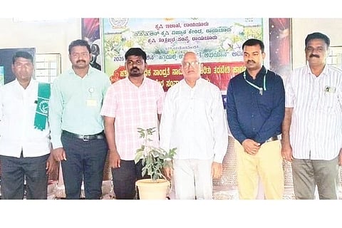 ಮಾನ್ವಿಯಲ್ಲಿ ಕೃಷಿ ಇಲಾಖೆ, ಕೃಷಿ ವಿಜ್ಞಾನ ಕೇಂದ್ರದಿಂದ ಹಮ್ಮಿಕೊಂಡಿದ್ದ ತಾಲೂಕು ಮಟ್ಟದ ಕಾರ್ಯಾಗಾರವನ್ನು ಕೃಷಿ ಇಲಾಖೆ ಸಹಾಯಕ ನಿರ್ದೇಶಕ ಗುುರುನಾಥ ಭೂಸನೂರೆ ಉದ್ಘಾಟಿಸಿದರು. ಕೃಷಿ ವಿಜ್ಞಾನಿ ಡಾ.ಮಲ್ಲರೆಡ್ಡಿ, ನಿವೃತ್ತ ಪ್ರಾಧ್ಯಾಪಕ ಡಾ.ಎಂ.ಭೀಮಣ್ಣ,  ಕೃಷಿ ಅಧಿಕಾರಿಗಳಾದ ಮಾರುತಿ, ಶಿವಶರಣ, ಶಿವಕುಮಾರ ಇದ್ದರು.