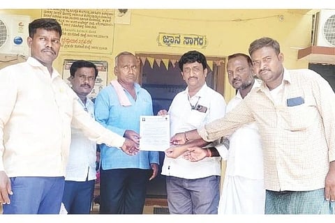 ದೇವದುರ್ಗದಲ್ಲಿ ಕ್ಷೇತ್ರ ಸಮನ್ವಯಾಧಿಕಾರಿ ಶಿವರಾಜ ಪೂಜಾರಿಗೆ ಪ್ರಗತಿಪರ ಸಂಘಟನೆಗಳ ಒಕ್ಕೂಟ ಮನವಿ ಸಲ್ಲಿಸಿತು. ಮುಖಂಡರಾದ ಶಾಂತಕುಮಾರ ಹೊನ್ನಟಗಿ, ರಾಜಪ್ಪ ಸಿರವಾರಕರ್, ಮುತ್ತುರಾಜ್ ಮ್ಯಾತ್ರಿ ಗಬ್ಬೂರು ಇದ್ದರು.