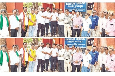 ಲಿಂಗಸುಗೂರಿನಲ್ಲಿ ಎಸಿ ಬಸವಣೆಪ್ಪ ಕಲಶೆಟ್ಟಿಗೆ ತಾಲೂಕು ಏಮ್ಸ್ ಹೋರಾಟ ಸಮಿತಿ ಮನವಿ ಸಲ್ಲಿಸಿತು. ಪ್ರಮುಖರಾದ ಗೋವಿಂದ ನಾಯಕ, ವಿಜಯಕುಮಾರ ಪೋಳ, ಡಾ.ಶಿವಬಸಪ್ಪ ಹೆಸರೂರು, ಮಾದೇಶ ಸರ್ಜಾಪುರ, ಅಮರೇಶಪ್ಪ ಹೂನೂರು ಇತರರಿದ್ದರು.