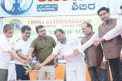 ಮಾನ್ವಿಯಲ್ಲಿ ಅಂತಾರಾಷ್ಟ್ರೀಯ ಯೋಗ ದಿನಾಚರಣೆ ಕಾರ್ಯಕ್ರಮವನ್ನು ಕೆಪಿಎಸ್‌ವಿಎಸ್ ಆಯುರ್ವೇದ ಕಾಲೇಜಿನ ಪ್ರಾಚಾರ್ಯ ಡಾ.ಜೀವನೇಶ್ವರಯ್ಯ ಉದ್ಘಾಟಿಸಿದರು. ಲಯನ್ಸ್ ಕ್ಲಬ್ ಅಧ್ಯಕ್ಷ ಎಂ.ನಾಗರಾಜ್, ಶಾಂತಮೂರ್ತಿ, ರಾಮರಾಜು, ಬಸವರಾಜ್ ಮೇಟಿ, ಉಪನ್ಯಾಸಕ ಡಾ.ಸುಧೀರ್ ದೇಶಪಾಂಡೆ ಇತರರಿದ್ದರು.