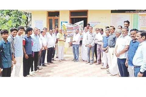 ಮಸ್ಕಿಯಲ್ಲಿ ಶಿರಸ್ತೇದಾರ್ ಗುರುಲಿಂಗಯ್ಯ ಸ್ವಾಮಿಗೆ ತಾಲೂಕು ಏಮ್ಸ್ ಹೋರಾಟ ಸಮಿತಿ ಮನವಿ ಸಲ್ಲಿಸಿತು. ಪ್ರಮುಖರಾದ ಶಿವಪ್ರಸಾದ ಕ್ಯಾತ್ನಟ್ಟಿ, ವೀರೇಶ ಹಿರೇಮಠ, ಶಿವರಾಜ ಇತ್ಲಿ, ಬಸವಲಿಂಗಪ್ಪ ಶೆಟ್ಟಿ, ಆದಯ್ಯಸ್ವಾಮಿ ಕ್ಯಾತ್ನಟ್ಟಿ, ಸಿದ್ದಣ್ಣ ಇತರರಿದ್ದರು.