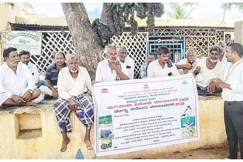 ಹಟ್ಟಿಯಲ್ಲಿ ಹಮ್ಮಿಕೊಂಡಿದ್ದ ಮಲೇರಿಯಾ ವಿರೋಧಿ ಮಾಸಾಚರಣೆ ಜಾಗೃತಿ ಕಾರ್ಯಕ್ರಮದಲ್ಲಿ ಆರೋಗ್ಯ ನಿರೀಕ್ಷಣಾಧಿಕಾರಿ ಗವಿಸಿದ್ದಪ್ಪ ಗೊಂದಿಹೊಸಹಳ್ಳಿ ಮಾತನಾಡಿದರು. ಮುಖಂಡರಾದ ಗುಡದಪ್ಪ ಮೇಟಿ, ಹನುಮಪ್ಪ ನಾಗಣ್ಣವರ, ಯಲ್ಲಪ್ಪ ಹುಬ್ಬಳ್ಳಿ, ಲಕ್ಕಪ್ಪ ನಿಟ್ಟಾಲಿ, ನಿಂಗಪ್ಪ ಕರಿಗಾರ, ರುದ್ರಪ್ಪ ಅಳವಂಡಿ ಇತರರಿದ್ದರು.
