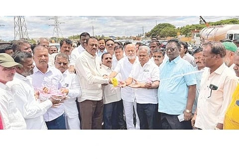ಹೊಸಲಿಂಗಾಪುರದ ಹುಲಿಗಿ ಕ್ರಾಸ್ ಬಳಿ ರಾಷ್ಟ್ರೀಯ ಹೆದ್ದಾರಿ-50ರಲ್ಲಿ ಅತ್ಯಾಧುನಿಕ ಮೇಲ್ಸೇತುವೆಯನ್ನು ಸಂಸದ ಕೆ. ರಾಜಶೇಖರ್ ಹಿಟ್ನಾಳ್ ಮತ್ತು ಮಾಜಿ ಸಂಸದ ಸಂಗಣ್ಣ ಕರಡಿ ಜಂಟಿಯಾಗಿ ರಿಬ್ಬನ್ ಕತ್ತರಿಸುವ ಮೂಲಕ ಭಾನುವಾರ ಉದ್ಘಾಟಿಸಿದರು. ಕೊಪ್ಪಳ ನಗರಾಭಿವೃದ್ಧಿ ಪ್ರಾಧಿಕಾರ (ಕುಡಾ) ಅಧ್ಯಕ್ಷ ಪ್ರಸನ್ನ ಗಡಾದ್, ಪ್ರಮುಖರಾದ ವಿ.ಆರ್. ಪಾಟೀಲ್, ಗೂಳಪ್ಪ ಹಲಿಗೇರಿ, ಬಾಲಚಂದ್ರ ಮುನಿರಾಬಾದ್, ಗುರುರಾಜ್ ಹಲಿಗೇರಿ, ಪಾಲಾಕ್ಷಪ್ಪ ಗುಂಗಾಡಿ, ಯಂಕಪ್ಪ ಹೊಸಳ್ಳಿ, ವಿಶ್ವನಾಥ್ ರಾಜು, ಈರಣ್ಣ ಹುಲಿಗಿ ಇತರರಿದ್ದರು.