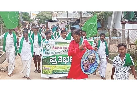 ಕನಕಗಿರಿಯಲ್ಲಿ ಸೋಮವಾರ ರಾಜ್ಯ ರೈತ ಸಂಘದಿಂದ ಪ್ರತಿಭಟನಾ ಮೆರವಣಿಗೆ ನಡೆಯಿತು. ಸಂಘದ ಜಿಲ್ಲಾಧ್ಯಕ್ಷ ಗಣೇಶರೆಡ್ಡಿ ಕೆರಿ, ಪ್ರಮುಖರಾದ ಮಲ್ಲಮ್ಮ ಹೂಗಾರ, ಲಾಲಸಾಬ್ ಜೂಲಕೇರಿ, ಶ್ರೀನಿವಾಸ ಗಂಗಾಮತ, ಕೃಷ್ಣ ಖಾಕಿ, ವೀರೇಶ ಬಾವಿಕಟ್ಟಿ, ಮರಿಯಪ್ಪ ಹುಗ್ಗಿ ಕನಕಾಪುರ ಇತರರಿದ್ದರು.
