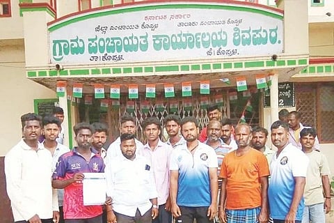 ಕುಡಿವ ನೀರು ಸಮರ್ಪಕವಾಗಿ ಪೂರೈಸಲು ಆಗ್ರಹಿಸಿ ಶಿವಪುರ ಗ್ರಾಪಂ ಮುಂದೆ ಹೊಸಶಿವಪುರ ಗ್ರಾಮಸ್ಥರು ಪ್ರತಿಭಟನೆ ನಡೆಸಿದರು. ಧರ್ಮರಾಜ, ಮಲ್ಲಪ್ಪ, ಗಾಳೆಪ್ಪ, ಸಂತೋಷ, ಕುಳ್ಳೆಪ್ಪ, ದುರುಗಪ್ಪ, ಹನುಮೇಶ, ಬಸವರಾಜ, ಪವನ, ಅಂಜಿನಪ್ಪ, ಮಂಜುನಾಥ ಇತರರಿದ್ದರು. 