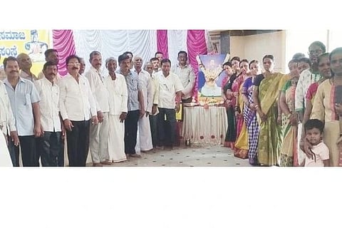 ಗಂಗಾವತಿಯ ಉದ್ಭವ ಶ್ರೀ ಮಹಾಲಕ್ಷ್ಮಿ ದೇವಾಲಯದಲ್ಲಿ ಬಣಗಾರ ಸಿಂಪಿ ಸಮಾಜದ 3ನೇ ವಾರ್ಷಿಕ ಮಹಾಸಭೆ ಮತ್ತು ಶ್ರೀ ಶಂಕರ ದಾಸೀಮಯ್ಯ ಜಯಂತ್ಯುತ್ಸವ ಜರುಗಿತು. ತಾಲೂಕು ಘಟಕದ ಅಧ್ಯಕ್ಷ ಹಾಲಪ್ಪ ಮೂರಶಿಳ್ಳಿನ್, ಖಜಾಂಚಿ ಗುರುಸಿದ್ದಪ್ಪ ನಾಗಲೀಕರ್, ಪ್ರಮುಖರಾದ ವೀರಭದ್ರಪ್ಪ ತುಪ್ಪದ್, ವೀರಣ್ಣ ಸೀರಿ, ಅಂದಾನಪ್ಪ ಚಳ್ಳಮರದ್ ಇತರರಿದ್ದರು.