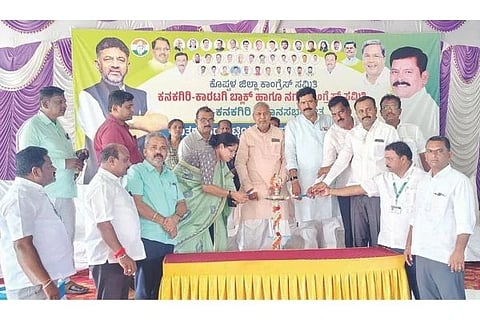 ಕಾರಟಗಿ ತಾಲೂಕಿನ ನಾಗನಕಲ್ ಹತ್ತಿರದ ಎಲ್‌ವಿಟಿ ತಪೋವನದಲ್ಲಿ ಆಯೋಜಿಸಿದ್ದ ಎಸ್‌ಐಆರ್ ಕಾರ್ಯಾಗಾರಕ್ಕೆ ಶಾಸಕ ಶಿವರಾಜ ತಂಗಡಗಿ ಚಾಲನೆ ನೀಡಿದರು. ಕಾಂಗ್ರೆಸ್ ಜಿಲ್ಲಾಧ್ಯಕ್ಷ ಅಮರೇಗೌಡ ಬಯ್ಯಪುರ, ಎದ್ದೇಳು ಕರ್ನಾಟಕ ಒಕ್ಕೂಟದ ಸದಸ್ಯರಾದ ಕುಮಾರ್ ಸಮತಳ, ಪ್ರಮುಖರಾದ ಚನ್ನಮ್ಮ, ದುರುಗೇಶ್, ವಿಶಾಲ್, ಸಿರಾಜ್ ಪಾಷಾ, ಶೈಲಜಾ ಹಿರೇಮಠ ಇತರರಿದ್ದರು. 