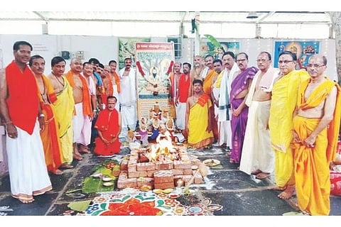 ಗಂಗಾವತಿ ಜವಾಹರ ನಗರದ ಶ್ರೀ ಹನುಮಂತ ದೇವರ ದೇವಾಲಯದಲ್ಲಿ ಹಮ್ಮಿಕೊಂಡ ಶ್ರೀ ಮದ್ ಯೋಗೀಶ್ವರ ಯಾಜ್ಞವಲ್ಕೃ ಜಯಂತ್ಯುತ್ಸವ ನಿಮಿತ್ತ  ಬುಧವಾರ ಹಮ್ಮಿಕೊಂಡ ಧನ್ವಂತರಿ ಹೋಮದಲ್ಲಿ  ಸಮಿತಿ ಅಧ್ಯಕ್ಷ ಮುರಳೀಧರ ಕುಲ್ಕರ್ಣಿ ಗಂಗನಾಳ್, ಪ್ರಮುಖರಾದ ತಿರುಮಲರಾವ್ ಆಲ್ಲಂಪಲ್ಲಿ,  ಗುರುರಾಜ ಚಿರ್ಚನಗುಡ್ಡ, ಶೇಷಗಿರಿ ಕುಲಕರ್ಣಿ, ದೇವಾಲಯ ಅರ್ಚಕ ಶ್ರೀನಿವಾಸ್ ಆಚಾರ್ ಇತರರಿದ್ದರು.