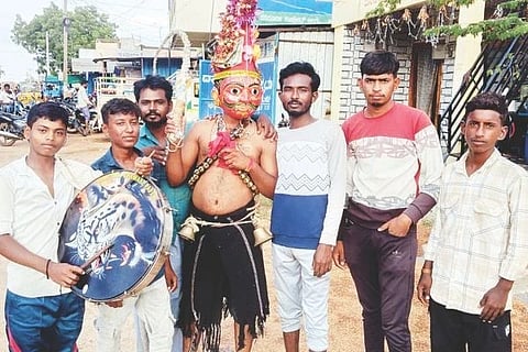 ಕನಕಗಿರಿ ತಾಲೂಕಿನ ಮುಸಲಾಪುರ ಗ್ರಾಮದಲ್ಲಿ ಮೊಹರಂ ಅಂಗವಾಗಿ ಕಳ್ಳಳ್ಳಿ ವೇಷ ಹಾಕಿ ಹರಕೆ ತೀರಿಸಿದ ಭಕ್ತರು.