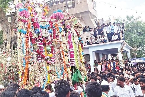 ಸಿದ್ದಾಪುರದ ಮಸೀದಿಯಲ್ಲಿ ಪ್ರತಿಷ್ಠಾಪಿಸಲಾಗಿದ್ದ ಅಲಾಯಿ ದೇವರುಗಳನ್ನು ಮೊಹರಂ ಹಬ್ಬದ ಅಂತಿಮ ದಿನ ನಿಮಿತ್ತ ಶುಕ್ರವಾರ ಮೆರವಣಿಗೆ ನಡೆಸಿ ದಫನ್ ಮಾಡಲಾಯಿತು.