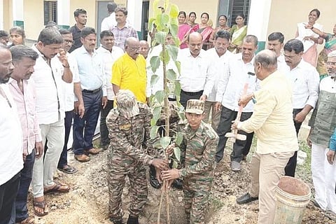 ದೇವದುರ್ಗದ ಬಾಲಕಿಯರ ಸರ್ಕಾರಿ ಪ್ರೌಢಶಾಲೆಯಲ್ಲಿ ಸಸಿ ನೆಡುವ ಹಾಗೂ ಸಾಧಕರಿಗೆ ಸನ್ಮಾನ ಕಾರ್ಯಕ್ರಮದಲ್ಲಿ ಗಣ್ಯರು ಸಸಿ ನೆಟ್ಟರು. ತಾಲೂಕು ದೈಹಿಕ ಶಿಕ್ಷಣಾಧಿಕಾರಿ ಬಾಲಪ್ಪ ಭಾವಿಮನಿ, ಅರಣ್ಯಾಧಿಕಾರಿ ಬಸವರಾಜ ಭರಮಗೌಡ, ಬಸನಗೌಡ ದೇಸಾಯಿ, ಭೂಧಾನಿ ಚಂದ್ರಕಾಂತ, ಪ್ರಾಚಾರ್ಯ ಗರುಡವಾಹನ, ಪ್ರಾಧ್ಯಾಪಕ ಡಾ.ಸುಭಾಶ್ಚಂದ್ರ ಪಾಟೀಲ್, ಮಾಜಿ ಸೈನಿಕ ಪಂಪಣ್ಣ ಅಕ್ಕರಕಿ ಇದ್ದರು.