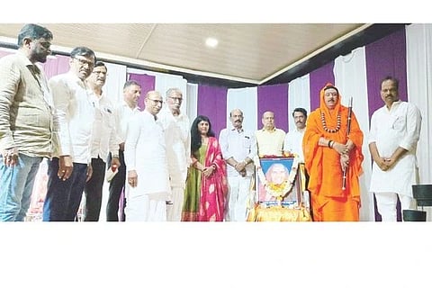 ದೇವದುರ್ಗದಲ್ಲಿ ಹಮ್ಮಿಕೊಂಡಿದ್ದ ಕಲ್ಯಾಣ ರತ್ನ ಪ್ರಶಸ್ತಿ ಪ್ರದಾನ ಸಮಾರಂಭದಲ್ಲಿ ಶ್ರೀಕಪಿಲ ಸಿದ್ಧರಾಮೇಶ್ವರ ಶಿವಾಚಾರ್ಯರು, ಮಾಜಿ ಸೈನಿಕ ಭೀಮನಗೌಡ ಮಾಲಿಪಾಟೀಲ್, ಪಂಪಣ್ಣ ಅಕ್ಕರಕಿ, ಶರಣಗೌಡ ಮಾಲಿಪಾಟೀಲ್ ಇತರರಿದ್ದರು.