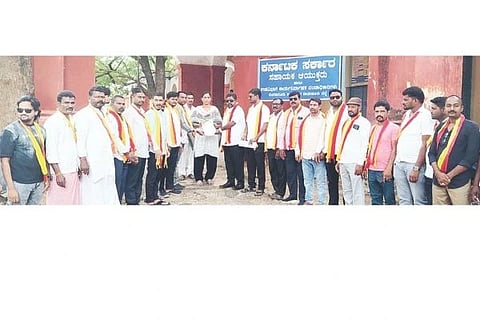 ಲಿಂಗಸುಗೂರಿನಲ್ಲಿ ಎಸಿ ಕಚೇರಿ ಎಫ್‌ಡಿಎ ಅನುಪಮಾ ಸಿಂಗ್‌ಗೆೆ ಕರವೇ ಸ್ವಾಭಿಮಾನಿ ಸೇನೆ ಕಾರ್ಯಕರ್ತರು ಮನವಿ ಸಲ್ಲಿಸಿದರು. ತಾಲೂಕು ಅಧ್ಯಕ್ಷ ಜಿಲಾನಿ ಪಾಷಾ, ಮಹ್ಮದ್ ಅಜಮೀರ್, ರವಿಕುಮಾರ ಬರಗುಂಡಿ, ಅಜೀಜ್‌ಪಾಷಾ, ಮೋಶಿನ್ ಖಾನ್ ಇತರರಿದ್ದರು.
