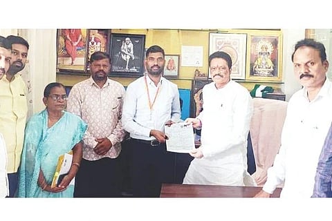 ಮಾನ್ವಿಯಲ್ಲಿ ಮಾಜಿ ಶಾಸಕ ರಾಜಾ ವೆಂಕಟಪ್ಪ ನಾಯಕಗೆ ತಹಸೀಲ್ದಾರ್ ಭೀಮರಾಯ ಬಿ.ರಾಮಸಮುದ್ರ ಎನ್ಯುಮರೇಷನ್ ಫಾರ್ಮ್ ವಿತರಿಸಿದರು. ರಾಜ ರಾಮಚಂದ್ರ ನಾಯಕ, ಉಪ ತಹಸೀಲ್ದಾರ್ ಚರಣಸಿಂಗ್, ಪುರಸಭೆಯ ಆನಂದಮ್ಮ ಇದ್ದರು.