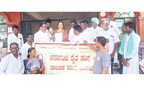 ಸಿಂಧನೂರಿನಲ್ಲಿ ತಹಸಿಲ್ ಕಚೇರಿ ಶಿರಸ್ತೇದಾರ್ ವೀಣಾಶ್ರೀಗೆ ಕರ್ನಾಟಕ ರೈತ ಸಂಘ ಬುಧವಾರ ಮನವಿ ಸಲ್ಲಿಸಿತು. ತಾಲೂಕು ಅಧ್ಯಕ್ಷ ರಮೇಶ ಪಾಟೀಲ್ ಬೇರ‌್ಗಿ, ಸಿಪಿಐ(ಎಂಎಲ್) ಮಾಸ್‌ಲೈನ್ ಜಿಲ್ಲಾ ಕಾರ್ಯದರ್ಶಿ ಬಿ.ಎನ್.ಯರದಿಹಾಳ, ಗಂಗರಾಜ ಭೀಮರಾಜ ಕ್ಯಾಂಪ್, ನಿಂಗಪ್ಪ ಚಿಕ್ಕಬೇರ‌್ಗಿ ಇದ್ದರು.