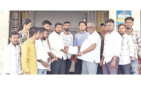 ದೇವದುರ್ಗದಲ್ಲಿ ಗ್ರೇಡ್-2 ತಹಸೀಲ್ದಾರ್ ಗೋವಿಂದಗೆ ಎಸ್‌ಎಫ್‌ಐ ಮನವಿ ಸಲ್ಲಿಸಿತು. ತಾಲೂಕು ಅಧ್ಯಕ್ಷ ಮಹಾಲಿಂಗ ದೊಡ್ಡಮನಿ, ಪ್ರಮುಖರಾದ ದಿಲ್‌ಶಾದ್, ಶಿವು, ಅಭಿಷೇಕ್, ಸುನೀಲ್, ನಿಂಗಯ್ಯ ಇತರರಿದ್ದರು.