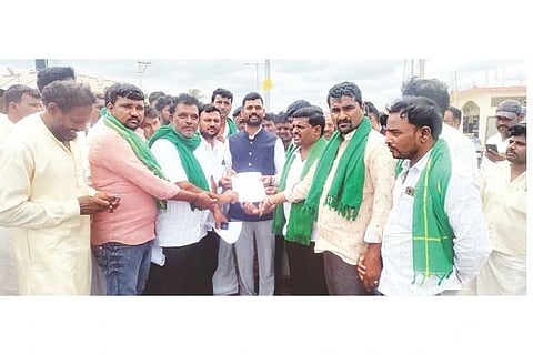 ಹಿರೇಕೊಟ್ನೆಕಲ್‌ನಲ್ಲಿ ತಹಸೀಲ್ದಾರ್ ಭೀಮರಾಯ ರಾಮಸಮುದ್ರಗೆ ರೈತ ಸಂಘದಿಂದ ಮನವಿ ಸಲ್ಲಿಸಲಾಯಿತು. ಪ್ರಮುಖರಾದ ಅಮೀನ್‌ಪಾಷಾ ದಿದ್ದಗಿ, ಹೊಳೆಯಪ್ಪ ಉಟಕನೂರು, ಹುಲಿಗೆಯ್ಯ ನಾಯಕ, ಶ್ಯಾಮ್ ಸಿಂಗ್, ಬುಜ್ಜಿಗೌಡ ಪೋತ್ನಾಳ ಇತರರಿದ್ದರು.