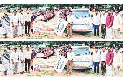ಅಳವಂಡಿಯಲ್ಲಿ ಮತದಾರರ ಪಟ್ಟಿ ಸಮಗ್ರ ಪರಿಷ್ಕರಣೆ ಜಾಗೃತಿ ಜಾಥಾಕ್ಕೆ ಚಾಲನೆ ನೀಡಿ ತಾಪಂ ಸಹಾಯಕ ನಿರ್ದೇಶಕ ಮಹೇಶ ಮಾತನಾಡಿದರು. ಪಿಡಿಒ ಕೊಟ್ರಪ್ಪ ಅಂಗಡಿ, ಪ್ರಾಚಾರ್ಯ ನವೀನ ಇನಾಮದಾರ, ಐಇಸಿ ಸಂಯೋಜಕ ದೇವರಾಜ ಪತ್ತಾರ, ಅಂಗನವಾಡಿ ಮೇಲ್ವಿಚಾರಕಿ ರಹಮತ್‌ಬೀ, ಉಪನ್ಯಾಸಕರಾದ ಅಮರೇಶ, ಎಸ್.ಎಸ್. ಅಂಗಡಿ, ದೇವಮ್ಮ, ಗಣೇಶ, ನೀಲಪ್ಪ, ಚನ್ನಯ್ಯ, ಗ್ರಾಪಂ ಕಾರ್ಯದರ್ಶಿ ಬಸವರಾಜ ಇತರರಿದ್ದರು.