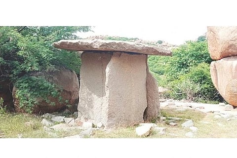 ಕನಕಗಿರಿ ತಾಲೂಕಿನ ಹಿರೇಮಾದಿನಾಳ ಬಳಿಯ ಬೆಟ್ಟದಲ್ಲಿ ಉಳಿದಿರುವ ಮೋರೆರ್ ಸಮಾಧಿ.