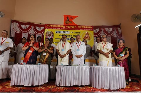 ಉಲುಚುಕಮ್ಮೆ ಬ್ರಾಹ್ಮಣ ಮಹಾಸಭೆಯ ಸರ್ವಸದಸ್ಯರ ಸಭೆಯಲ್ಲಿ ಉಪಲೋಕಾಯುಕ್ತ ಕೆ.ಎಸ್.ಪಣೀಂದ್ರ ಪಾಲ್ಗೊಂಡಿದ್ದರು. ಜಿ.ಎಸ್.ಲಕ್ಷ್ಮೀನಾರಾಯಣ ರಾವ್,ಟಿ.ಎನ್. ನಾಗರಾಜರಾವ್ ಮತ್ತಿತರರಿದ್ದರು