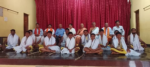 ಉಡುಪಿಯ ಸಂತೆಕಟ್ಟೆ ಕಲ್ಯಾಣಪುರದ ದೇವಾಲಯದಲ್ಲಿ ಪದ್ಮಶಾಲಿ ಸಮಾಜದ 14 ವಟುಗಳ ಸಾಮೂಹಿಕ ಉಪನಯನ ನಡೆಯಿತು. ಹಯವದನ ತಂತ್ರಿ, ಪ್ರವೀಣ ಭಟ್​, ಶ್ರೀಪತಿ ಭಟ್​, ಕೆ.ಜ್ಯೋತಿಪ್ರಸಾದ್​ ವಿ. ಶೆಟ್ಟಿಗಾರ್​, ಕೆ. ಅಶೋಕ್​ ಶೆಟ್ಟಿಗಾರ್​, ಶ್ರೀಧರ್​ ಶೆಟ್ಟಿಗಾರ್​ ಇತರರಿದ್ದರು.