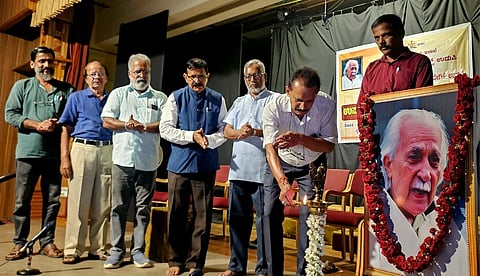 ಉಡುಪಿಯಲ್ಲಿ ಆಯೋಜಿಸಿದ್ದ ಕಾರಂತ ಉಪನ್ಯಾಸ ಮತ್ತು ನಾಟಕ ಪ್ರದರ್ಶನವನ್ನು ಕೆ.ಪಿ. ಸುರೇಶ್​ ಕಂಜರ್ಪಣೆ ಉದ್ಘಾಟಿಸಿದರು. ಬಿ.ಆರ್​. ವೆಂಕಟರಮಣ ಐತಾಳ, ಡಾ.ಗಣನಾಥ ಶೆಟ್ಟಿ ಎಕ್ಕಾರು, ಪ್ರೊ.ಸುಬ್ರಹ್ಮಣ್ಯ ಜೋಶಿ, ಸತೀಶ್​ ಕೊಡವೂರು, ಉದ್ಯಾವರ ನಾಗೇಶ್​ ಕುಮಾರ್​ ಇದ್ದರು.
