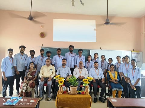 ಉಡುಪಿಯ ತೆಂಕನಿಡಿಯೂರು ಕಾಲೇಜಿನಲ್ಲಿ ಸಂಶೋಧನಾ ವಿದ್ಯಾರ್ಥಿಗಳಿಗಾಗಿ ಉಪನ್ಯಾಸ ಏರ್ಪಡಿಸಲಾಗಿತ್ತು.  ಪ್ರೊ. ನಿತ್ಯಾನಂದ್​ ವಿ. ಗಾಂವ್ಕರ್​, ಬಾಲರಾಜ್​ ಡಿ.ಬಿ., ಪ್ರೊ. ಬಿಂದು ಟಿ., ಮರ್ವಿನ್​ ಡಿಸೋಜಾ, ಸ್ಮಿತಾ, ನಾಗಲಕ್ಷ್ಮೀ, ಡಾ. ದತ್ತ ಕುಮಾರ್​ ಹಾಗೂ ವಿದ್ಯಾರ್ಥಿಗಳು ಇದ್ದರು.
