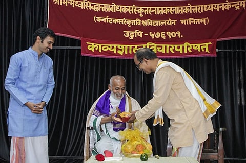 ಉಡುಪಿಯ ಕಾವ್ಯಶಾಸ್ತ್ರ ವಿಚಾರ ಪರಿಷತ್​ನ ವಿಚಾರ ಸಂಕಿರಣದಲ್ಲಿ ಉಪನ್ಯಾಸ ನೀಡಿದ ಡಾ. ಶ್ರೀನಿವಾಸಮೂರ್ತಿ ಆಚಾರ್ಯ ಅವರನ್ನು ಪ್ರೊ. ಡಾ. ಡಿ.ಎಸ್​. ಅಮೃತೇಶ ಆಚಾರ್ಯ ಗೌರವಿಸಿದರು. ಡಾ. ಅಜಿತಕುಮಾರ ಆಚಾರ್ಯ ಇದ್ದರು.