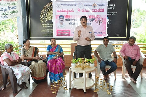 ಮಂಡ್ಯದಲ್ಲಿ ಆಯೋಜಿಸಿದ್ದ ಸಂವಾದದಲ್ಲಿ ಮಿಮ್ಸ್‌ನ ಪ್ರಸೂತಿ ಮತ್ತು ಸ್ತ್ರೀರೋಗ ತಜ್ಞ ವೈದ್ಯ ಡಾ.ಮನೋಹರ್ ಮಾತನಾಡಿದರು.  